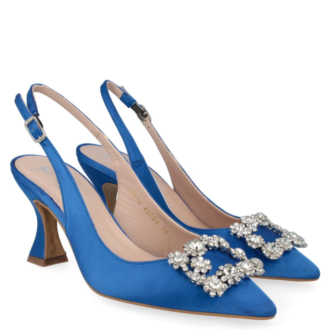 Sandalia de la marca Munné, modelo Sophia. Exterior de la sandalia de raso de color azul. Detalle adorno de pedreria en la punta del zapato. Interior de la sandalia de piel de color beig. Cierre de la sandalia con hebilla lateral en el tobillo. Plantilla del zapato acolchada para garantizar el máximo confort. Sandalia con tacón destalonado de 6 cm. La sandalia de tacón de Munné Sophia es muy elegante, perfecta para darle color a tus looks más especiales!