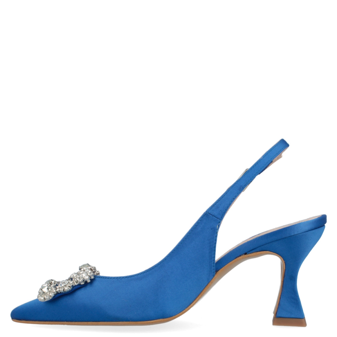 Sandalia de la marca Munné, modelo Sophia. Exterior de la sandalia de raso de color azul. Detalle adorno de pedreria en la punta del zapato. Interior de la sandalia de piel de color beig. Cierre de la sandalia con hebilla lateral en el tobillo. Plantilla del zapato acolchada para garantizar el máximo confort. Sandalia con tacón destalonado de 6 cm. La sandalia de tacón de Munné Sophia es muy elegante, perfecta para darle color a tus looks más especiales!