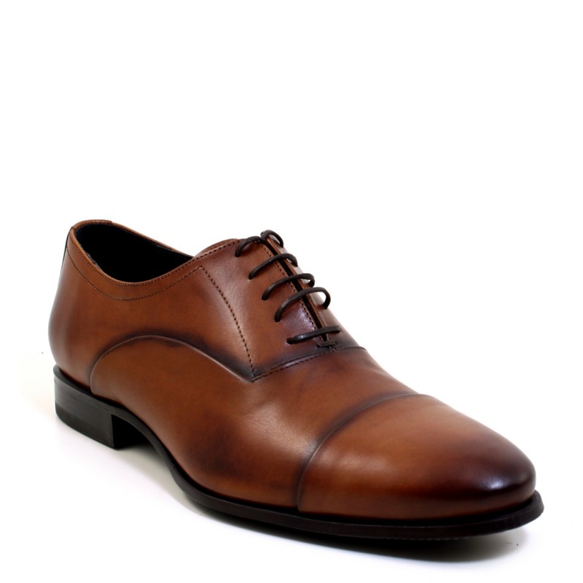 Blucher clásico de la marca Sergio Serrano modelo Ingles Antick. Exterior del blucher de piel de color cuero. Interior del blucher de piel de color marrón. Cierre del blucher con cordones. Blucher con suela de goma y tacón bajo de 2 cm.