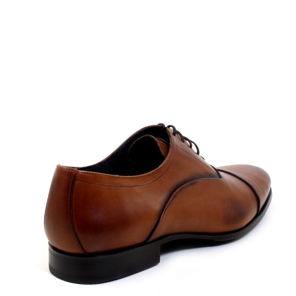 Blucher clásico de la marca Sergio Serrano modelo Ingles Antick. Exterior del blucher de piel de color cuero. Interior del blucher de piel de color marrón. Cierre del blucher con cordones. Blucher con suela de goma y tacón bajo de 2 cm.