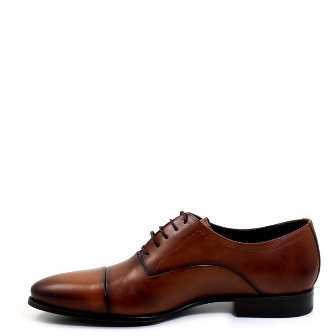 Blucher clásico de la marca Sergio Serrano modelo Ingles Antick. Exterior del blucher de piel de color cuero. Interior del blucher de piel de color marrón. Cierre del blucher con cordones. Blucher con suela de goma y tacón bajo de 2 cm.