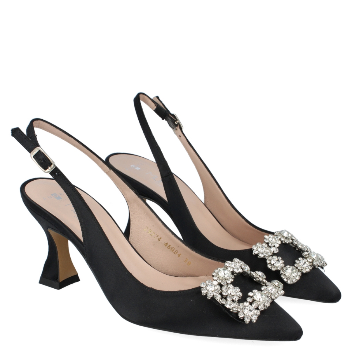 Sandalia de la marca Munné, modelo Sophia. Exterior de la sandalia de raso de color negro. Detalle adorno de pedreria en la punta del zapato. Interior de la sandalia de piel de color beig. Cierre de la sandalia con hebilla lateral en el tobillo. Plantilla del zapato acolchada para garantizar el máximo confort. Sandalia con tacón destalonado de 6 cm. La sandalia de tacón de Munné Sophia es muy elegante, perfecta para complementar tus looks más especiales!