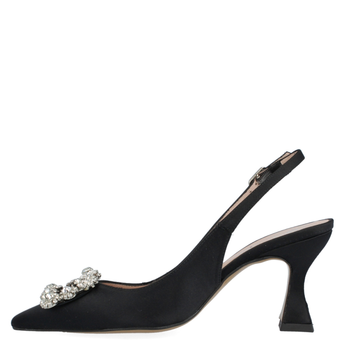 Sandalia de la marca Munné, modelo Sophia. Exterior de la sandalia de raso de color negro. Detalle adorno de pedreria en la punta del zapato. Interior de la sandalia de piel de color beig. Cierre de la sandalia con hebilla lateral en el tobillo. Plantilla del zapato acolchada para garantizar el máximo confort. Sandalia con tacón destalonado de 6 cm. La sandalia de tacón de Munné Sophia es muy elegante, perfecta para complementar tus looks más especiales!