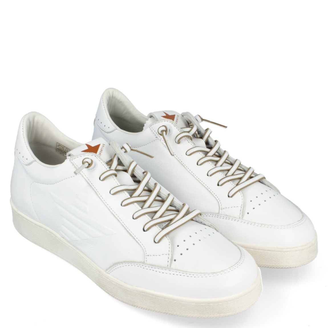 Deportiva clásica de la marca Cetti, modelo 1307. Exterior de la deportiva de piel de color blanco. Interior de la deportiva de piel de color blanco. Deportiva con cierre con cordones elásticos. Deportiva con suela de goma de 2 cm de cuña. Plantilla muy cómoda, acolchada para garantizar la máxima comodidad. La deportiva 1307 de Cetti es una deportiva básica e ideal para ir cómodo cada día.