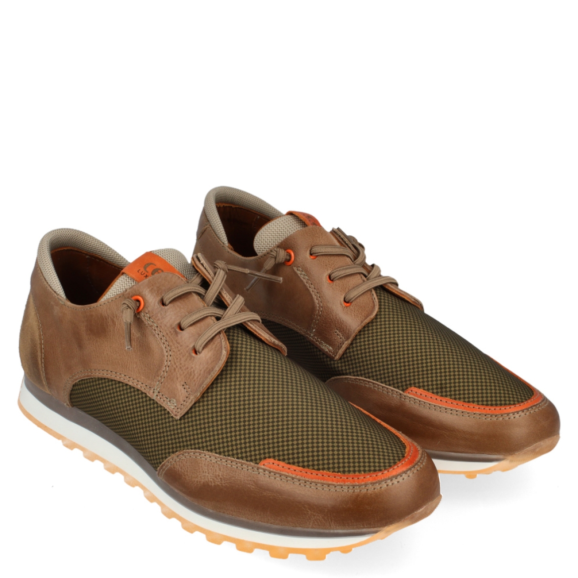 Deportiva clásica de la marca Cetti, modelo 1275. Exterior de la deportiva de piel de color marrón. Interior de la deportiva de piel de color marrón. Deportiva con cierre con cordones elásticos. Deportiva con suela de goma de 3 cm de cuña. Plantilla muy cómoda, acolchada para garantizar la máxima comodidad. La deportiva 1275 de Cetti es una deportiva clásica, cómoda, básica y perfecta para ir cómodo cada día.