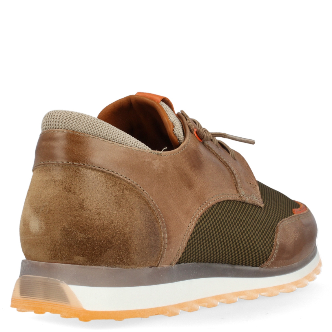 Deportiva clásica de la marca Cetti, modelo 1275. Exterior de la deportiva de piel de color marrón. Interior de la deportiva de piel de color marrón. Deportiva con cierre con cordones elásticos. Deportiva con suela de goma de 3 cm de cuña. Plantilla muy cómoda, acolchada para garantizar la máxima comodidad. La deportiva 1275 de Cetti es una deportiva clásica, cómoda, básica y perfecta para ir cómodo cada día.