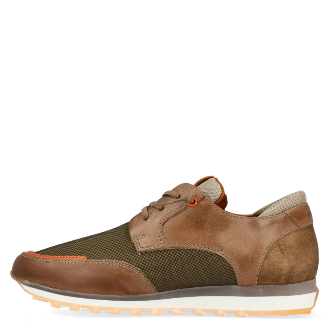 Deportiva clásica de la marca Cetti, modelo 1275. Exterior de la deportiva de piel de color marrón. Interior de la deportiva de piel de color marrón. Deportiva con cierre con cordones elásticos. Deportiva con suela de goma de 3 cm de cuña. Plantilla muy cómoda, acolchada para garantizar la máxima comodidad. La deportiva 1275 de Cetti es una deportiva clásica, cómoda, básica y perfecta para ir cómodo cada día.