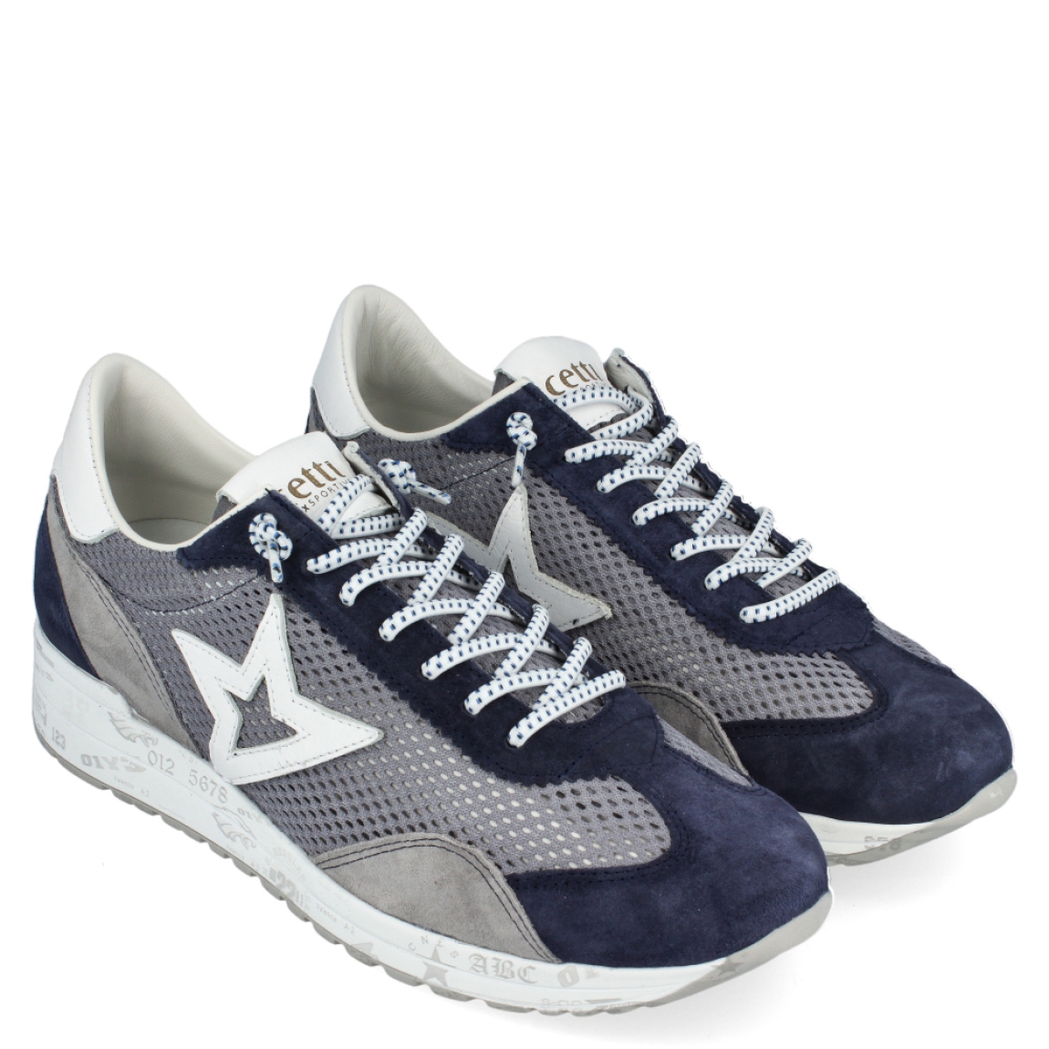 Deprotiva clásica de la marca Cetti, modelo 1259. Exterior de la deportiva de ante de color gris y azul y tela de color azul. Interior de la deportiva en piel de color blanco. Cierre de la deportiva con cordones elásticos. Plantilla de piel acolchada para garantizar el máximo confort. Suela de goma de 2,5 cm de plataforma. La deportiva Cetti 1259 es una deportiva muy cómoda y perfecta para el día a día!