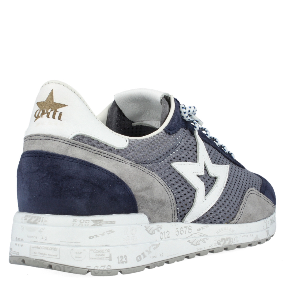 Deprotiva clásica de la marca Cetti, modelo 1259. Exterior de la deportiva de ante de color gris y azul y tela de color azul. Interior de la deportiva en piel de color blanco. Cierre de la deportiva con cordones elásticos. Plantilla de piel acolchada para garantizar el máximo confort. Suela de goma de 2,5 cm de plataforma. La deportiva Cetti 1259 es una deportiva muy cómoda y perfecta para el día a día!