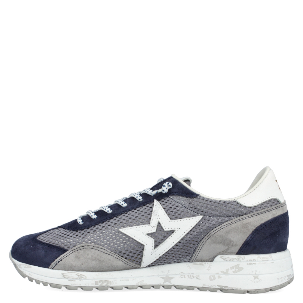 Deprotiva clásica de la marca Cetti, modelo 1259. Exterior de la deportiva de ante de color gris y azul y tela de color azul. Interior de la deportiva en piel de color blanco. Cierre de la deportiva con cordones elásticos. Plantilla de piel acolchada para garantizar el máximo confort. Suela de goma de 2,5 cm de plataforma. La deportiva Cetti 1259 es una deportiva muy cómoda y perfecta para el día a día!
