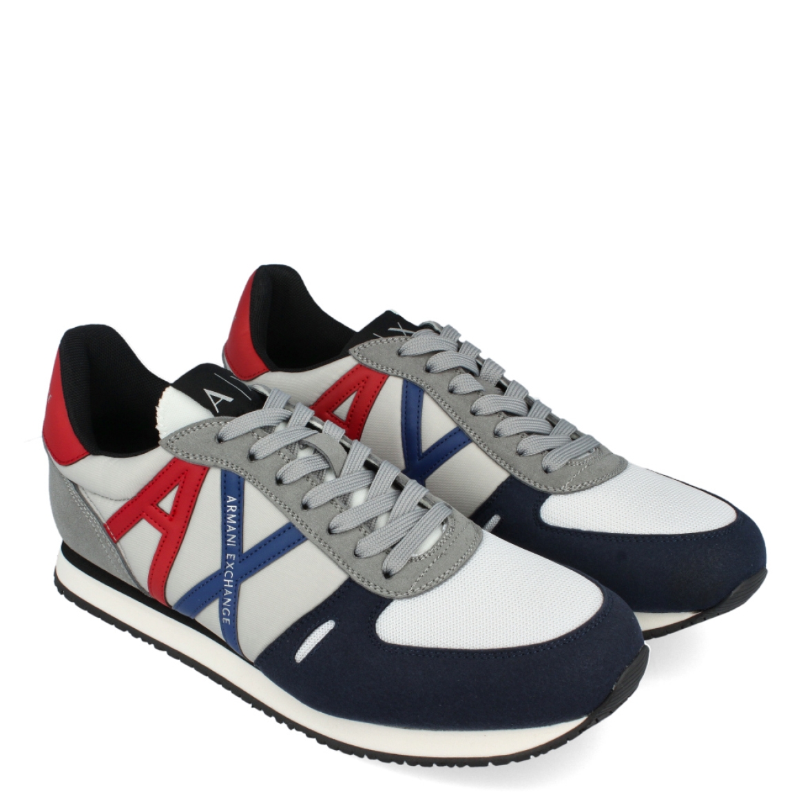 Deportiva de la marca Armani Exchange, modelo Milan. Exterior de la deportiva de ante y piel de color azul, rojo y gris, y en nylon de color blanco. Detalle logotipo lateral en piel de color blanco. Interior de la deportiva de textil de color negro. Cierre de la deportiva con cordones. Deportiva con suela de goma de 2 cm de plataforma. Deportiva con plantilla acolchada. La deportiva Milan de Armani Exchange es una deportiva clásica y cómoda, perfecta para el día a día.