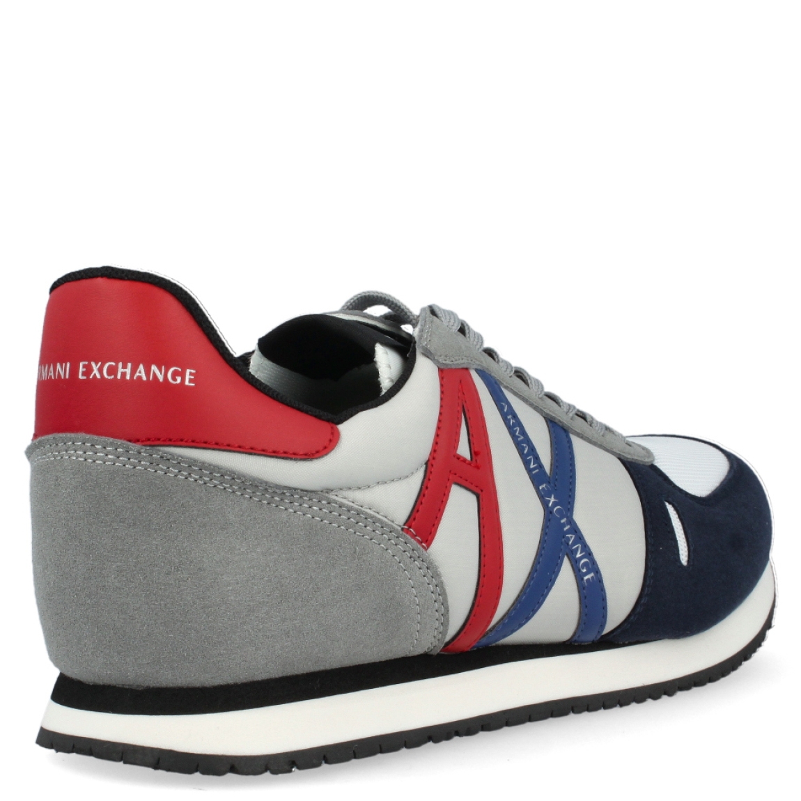 Deportiva de la marca Armani Exchange, modelo Milan. Exterior de la deportiva de ante y piel de color azul, rojo y gris, y en nylon de color blanco. Detalle logotipo lateral en piel de color blanco. Interior de la deportiva de textil de color negro. Cierre de la deportiva con cordones. Deportiva con suela de goma de 2 cm de plataforma. Deportiva con plantilla acolchada. La deportiva Milan de Armani Exchange es una deportiva clásica y cómoda, perfecta para el día a día.