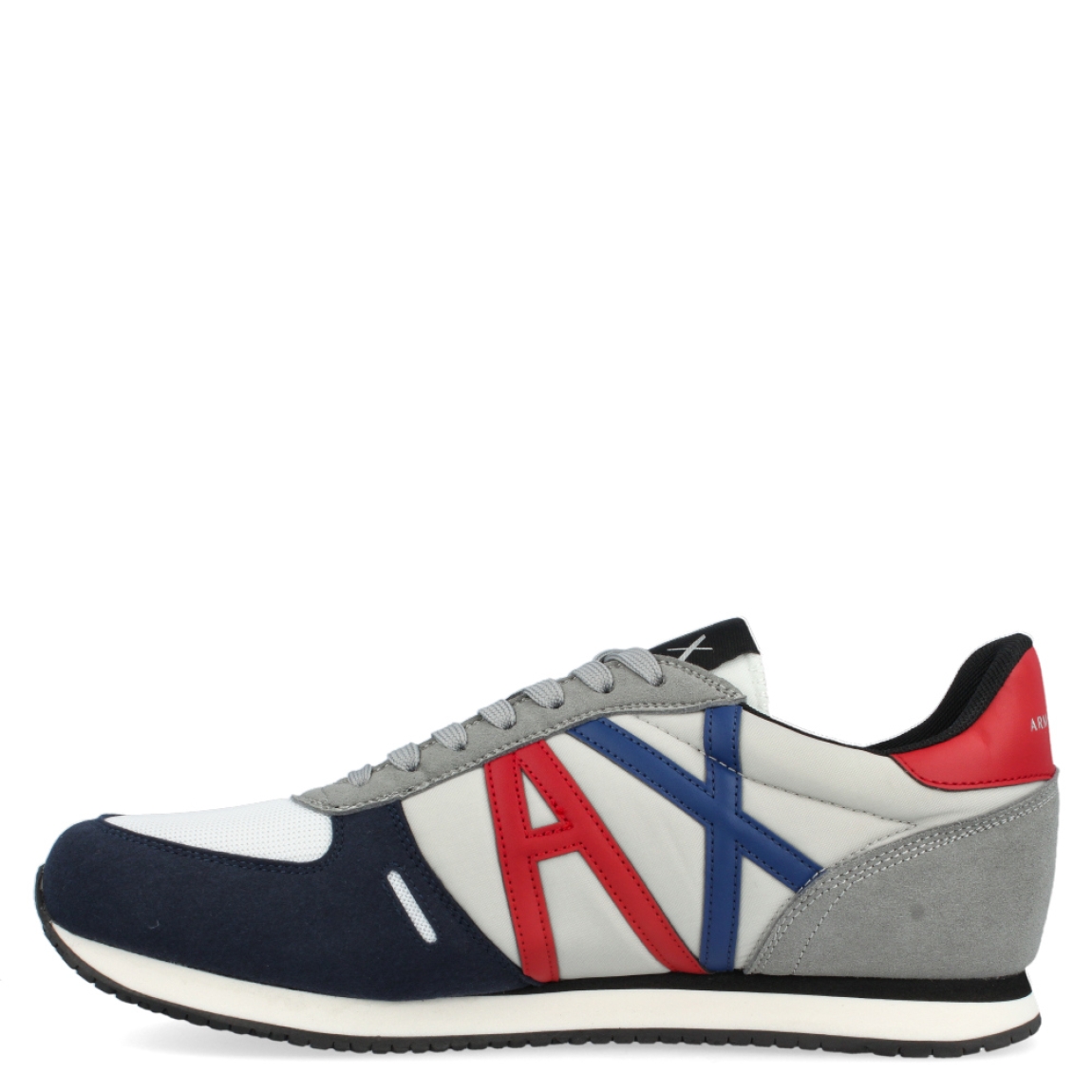 Deportiva de la marca Armani Exchange, modelo Milan. Exterior de la deportiva de ante y piel de color azul, rojo y gris, y en nylon de color blanco. Detalle logotipo lateral en piel de color blanco. Interior de la deportiva de textil de color negro. Cierre de la deportiva con cordones. Deportiva con suela de goma de 2 cm de plataforma. Deportiva con plantilla acolchada. La deportiva Milan de Armani Exchange es una deportiva clásica y cómoda, perfecta para el día a día.