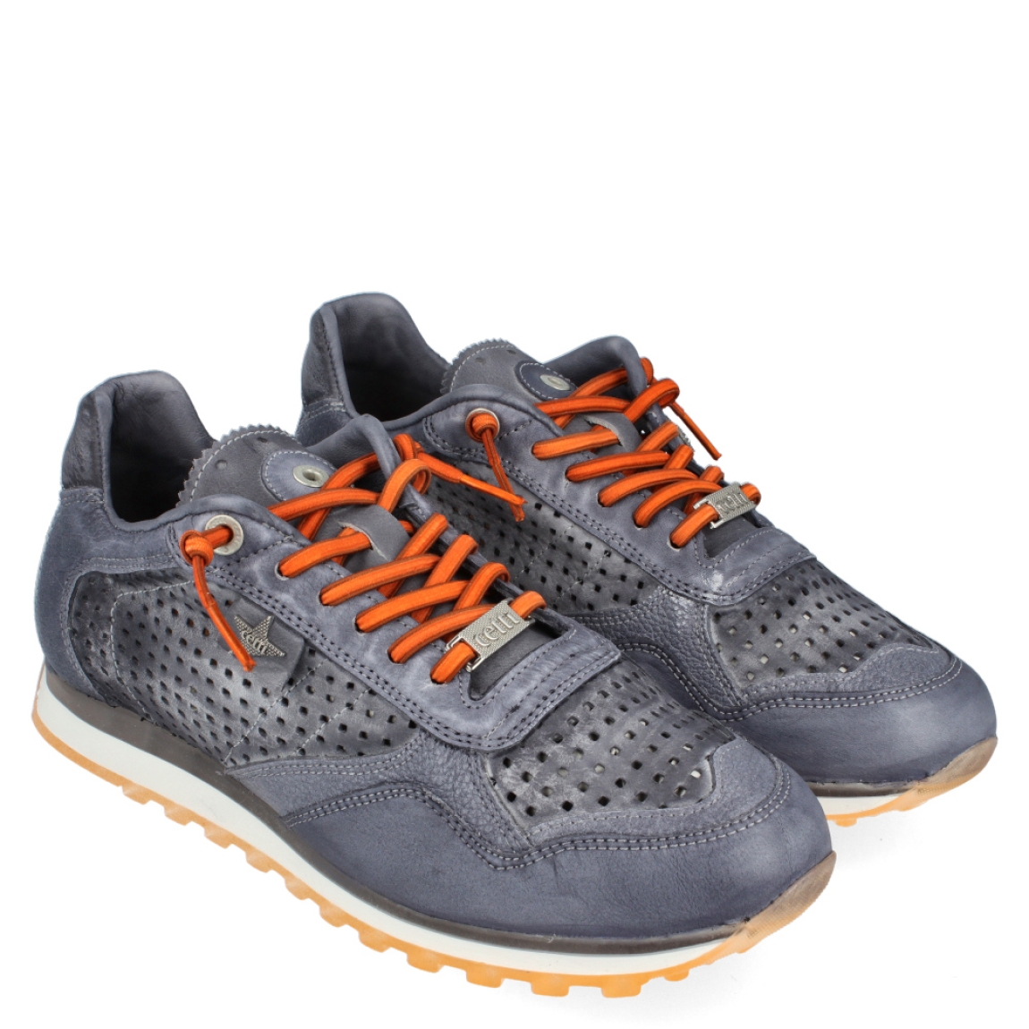 Deportiva troquelada de la marca Cetti, modelo 848. Exterior de la deportiva de piel de color gris. Interior de la deportiva de piel de color gris. Deportiva con cierre con cordones elásticos de color naranja. Deportiva con suela de goma de 3 cm de cuña. Plantilla muy cómoda, acolchada para garantizar la máxima comodidad. La deportiva 848 de Cetti es una deportiva troquelada, cómoda, básica y perfecta para ir cómodo cada día.