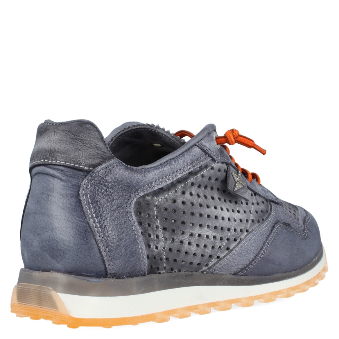 Deportiva troquelada de la marca Cetti, modelo 848. Exterior de la deportiva de piel de color gris. Interior de la deportiva de piel de color gris. Deportiva con cierre con cordones elásticos de color naranja. Deportiva con suela de goma de 3 cm de cuña. Plantilla muy cómoda, acolchada para garantizar la máxima comodidad. La deportiva 848 de Cetti es una deportiva troquelada, cómoda, básica y perfecta para ir cómodo cada día.