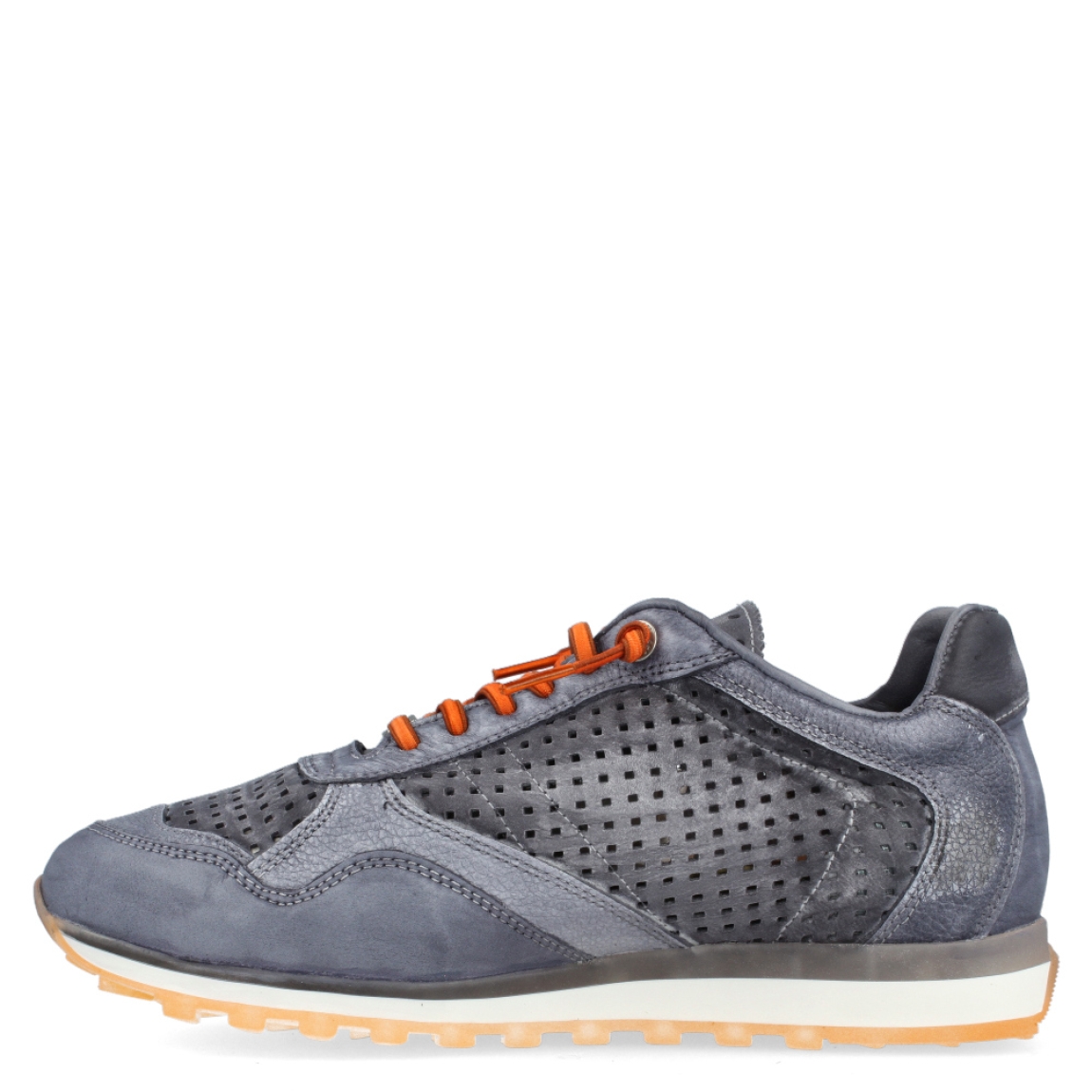 Deportiva troquelada de la marca Cetti, modelo 848. Exterior de la deportiva de piel de color gris. Interior de la deportiva de piel de color gris. Deportiva con cierre con cordones elásticos de color naranja. Deportiva con suela de goma de 3 cm de cuña. Plantilla muy cómoda, acolchada para garantizar la máxima comodidad. La deportiva 848 de Cetti es una deportiva troquelada, cómoda, básica y perfecta para ir cómodo cada día.