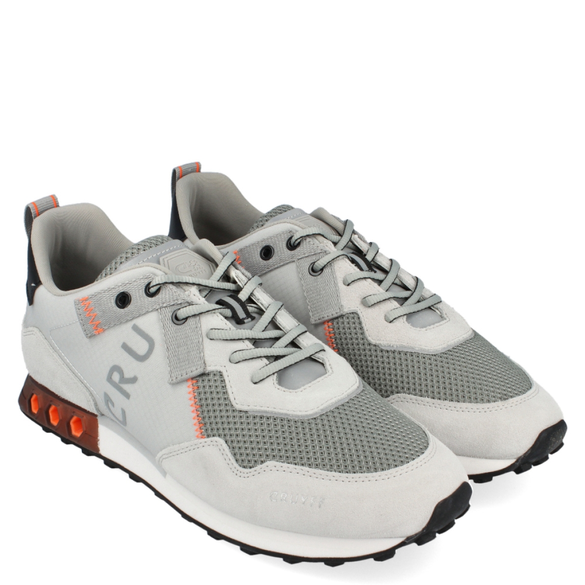 Deportiva de la marca Cruyff, modelo Superbia Hex-Tech. Exterior de la deportiva en nylon de color gris. Interior de la deportiva en textil de color gris. Cierre de la deportiva con cordones. Suela de goma dentada de 2 cm. Los tubos hexagonales son diseñados para permitir la entrada de aire a la parte posterior de la zapatilla, proporcionando un extra de soporte al pie. Plantilla muy cómoda, acolchada para garantizar el máximo confort. La deportiva Cruyff Superbia Hex-Tech es una nueva y exclusiva technología de Cruyff que mejora el rendimiento gracias a una mayor amortiguación.