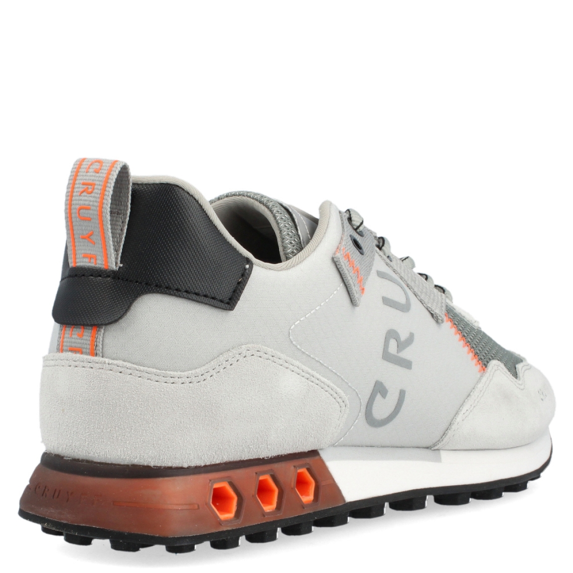 Deportiva de la marca Cruyff, modelo Superbia Hex-Tech. Exterior de la deportiva en nylon de color gris. Interior de la deportiva en textil de color gris. Cierre de la deportiva con cordones. Suela de goma dentada de 2 cm. Los tubos hexagonales son diseñados para permitir la entrada de aire a la parte posterior de la zapatilla, proporcionando un extra de soporte al pie. Plantilla muy cómoda, acolchada para garantizar el máximo confort. La deportiva Cruyff Superbia Hex-Tech es una nueva y exclusiva technología de Cruyff que mejora el rendimiento gracias a una mayor amortiguación.
