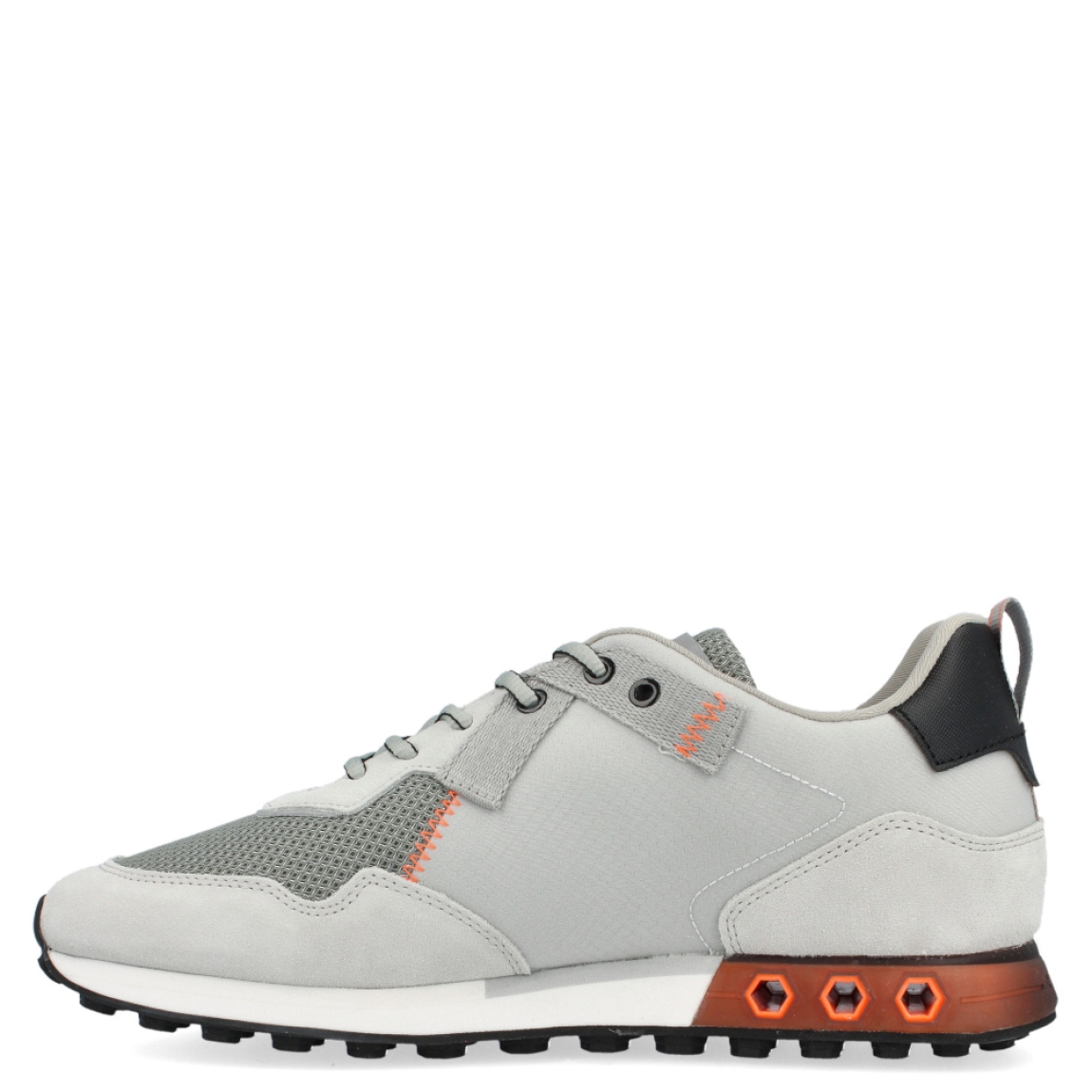 Deportiva de la marca Cruyff, modelo Superbia Hex-Tech. Exterior de la deportiva en nylon de color gris. Interior de la deportiva en textil de color gris. Cierre de la deportiva con cordones. Suela de goma dentada de 2 cm. Los tubos hexagonales son diseñados para permitir la entrada de aire a la parte posterior de la zapatilla, proporcionando un extra de soporte al pie. Plantilla muy cómoda, acolchada para garantizar el máximo confort. La deportiva Cruyff Superbia Hex-Tech es una nueva y exclusiva technología de Cruyff que mejora el rendimiento gracias a una mayor amortiguación.