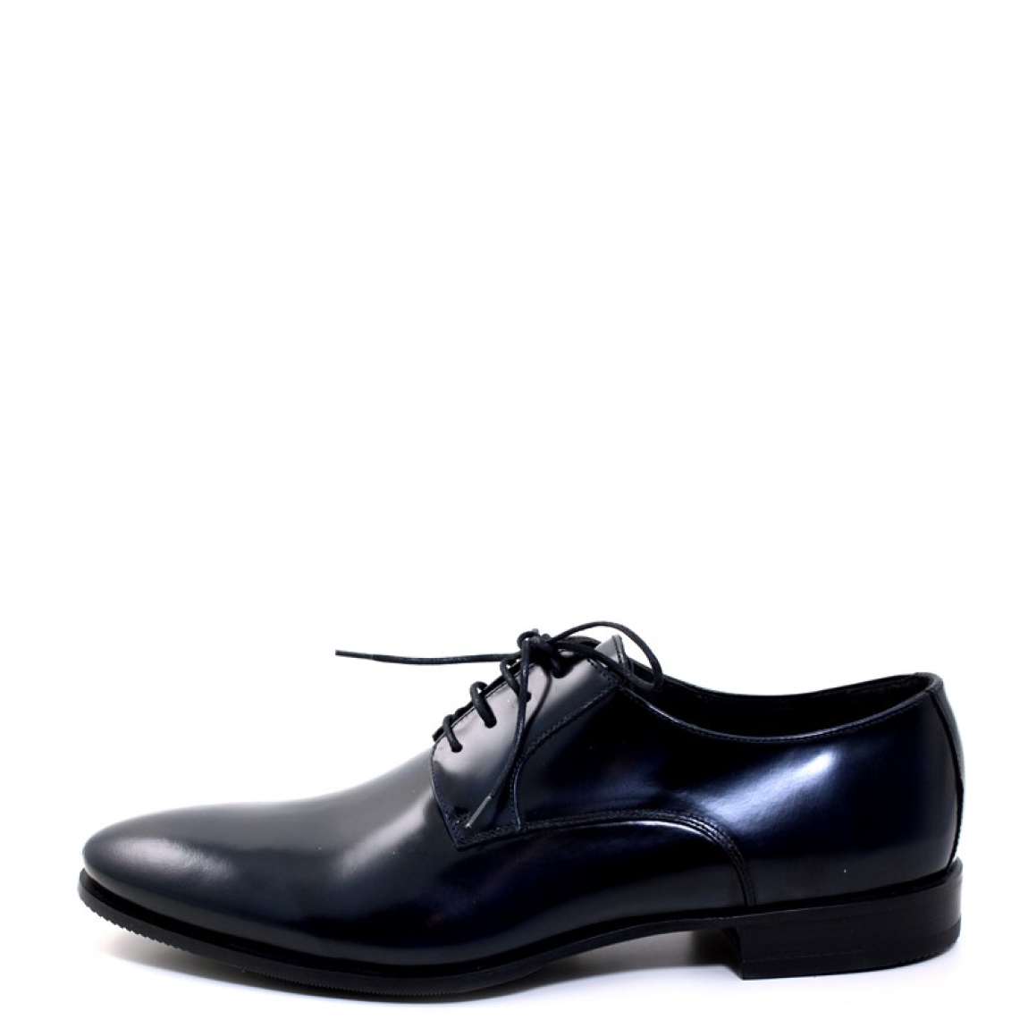 Mocasines de la marca Sergio Serrano modelo 5812. Exterior de piel de color azul con cierre de cordones al tono. Suela de goma negra.