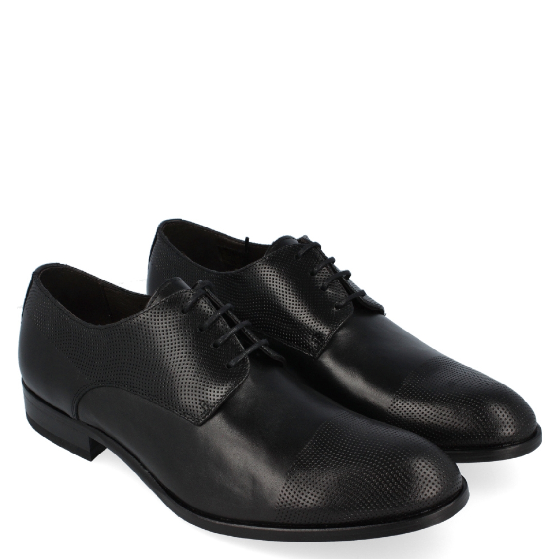 Blucher clásico de la marca Sergio Serrano modelo Bahia. Exterior del blucher de piel de color negro. Interior del blucher de piel de color gris oscuro. Cierre del blucher con cordones. Blucher con suela de goma y tacón bajo de 2 cm.