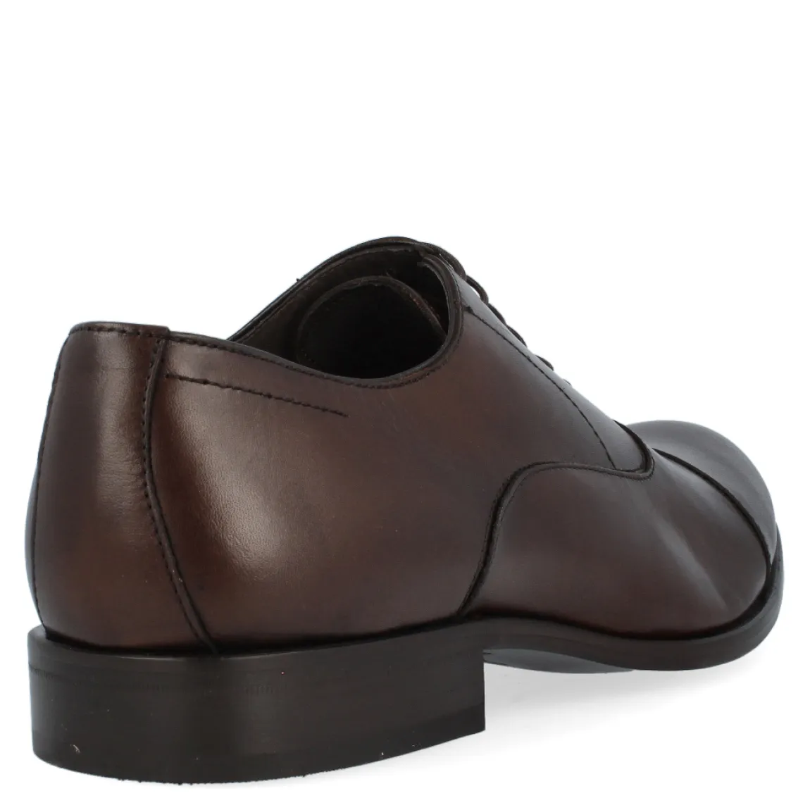 Blucher clásico de la marca Sergio Serrano modelo Oxford Bahia. Exterior del blucher de piel de color marrón oscuro. Interior del blucher de piel de color marrón. Cierre del blucher con cordones. Blucher con suela de goma y tacón bajo de 2 cm.