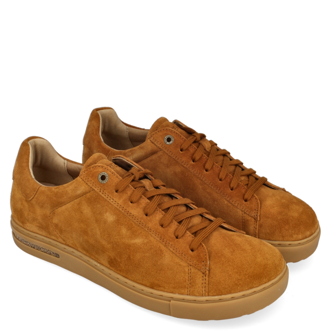 Deportiva de la marca Birkenstock, modelo Bend Low. Exterior de la deportiva de ante de color camel. Interior de la deportiva de piel de color marrón. Cierre de la deportiva con cordones al tono. Suela de goma de caucho natural. Deportiva con plantilla de corcho y látex de forma anatómica, que se adapta perfectamente al pie. Deportiva con plantilla extraíble. La deportiva Bend Low de Birkenstock es una deportiva sencilla y versátil.