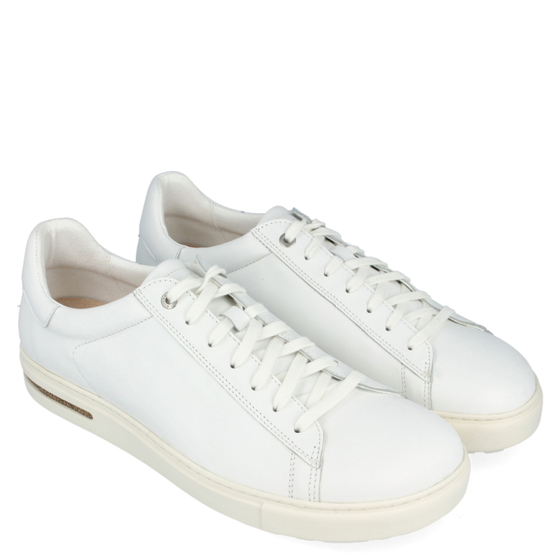 Deportiva de la marca Birkenstock, modelo Bend Low. Exterior de la deportiva de piel de color blanco. Interior de la deportiva de piel de color blanco. Cierre de la deportiva con cordones blancos. Suela de goma de caucho natural. Deportiva con plantilla de corcho y látex de forma anatómica, que se adapta perfectamente al pie. Deportiva con plantilla extraíble. La deportiva Bend Low de Birkenstock es una deportiva sencilla y versátil.