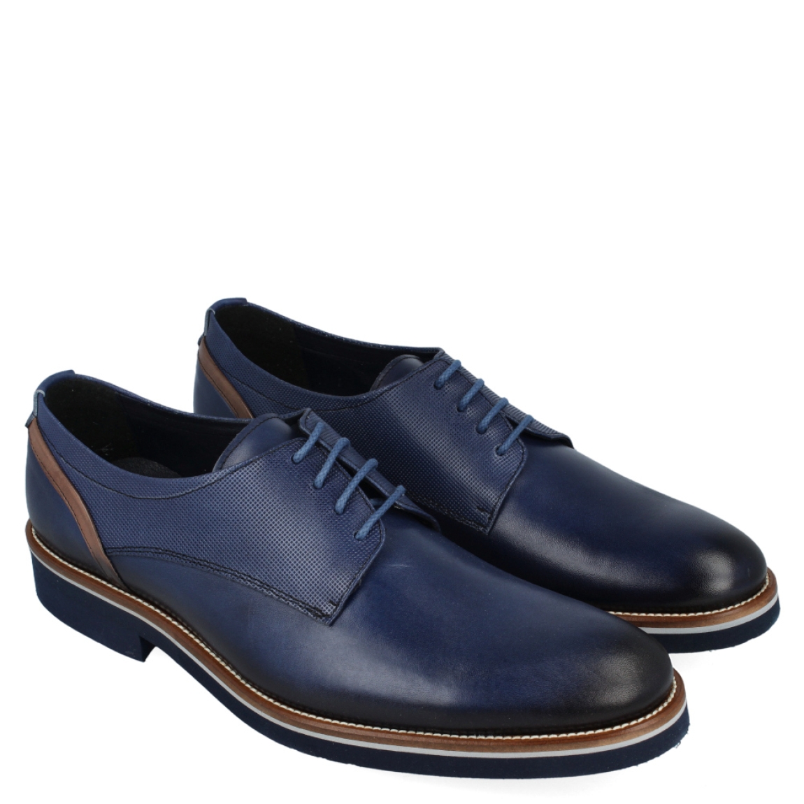 Blucher clásico de la marca Keep Honest, modelo 0109. Exterior del bluchr de piel de color azul, con detalles de color marrón. Interior del blucher de piel de color azul. Cierre del zapato con cordones. Blucher con un tacón de 2,5 cm, incluyendo 1 cm de plataforma. Blucher con plantilla muy acolchada. El blucher de Keep Honest es un zapato de vestir ligero y muy cómodo.