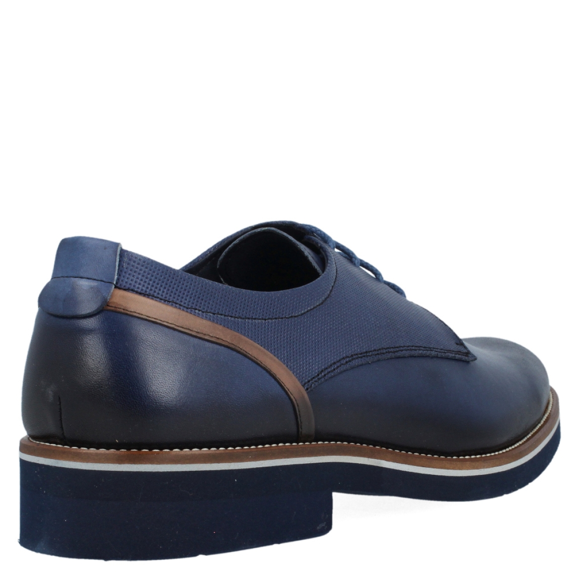 Blucher clásico de la marca Keep Honest, modelo 0109. Exterior del bluchr de piel de color azul, con detalles de color marrón. Interior del blucher de piel de color azul. Cierre del zapato con cordones. Blucher con un tacón de 2,5 cm, incluyendo 1 cm de plataforma. Blucher con plantilla muy acolchada. El blucher de Keep Honest es un zapato de vestir ligero y muy cómodo.