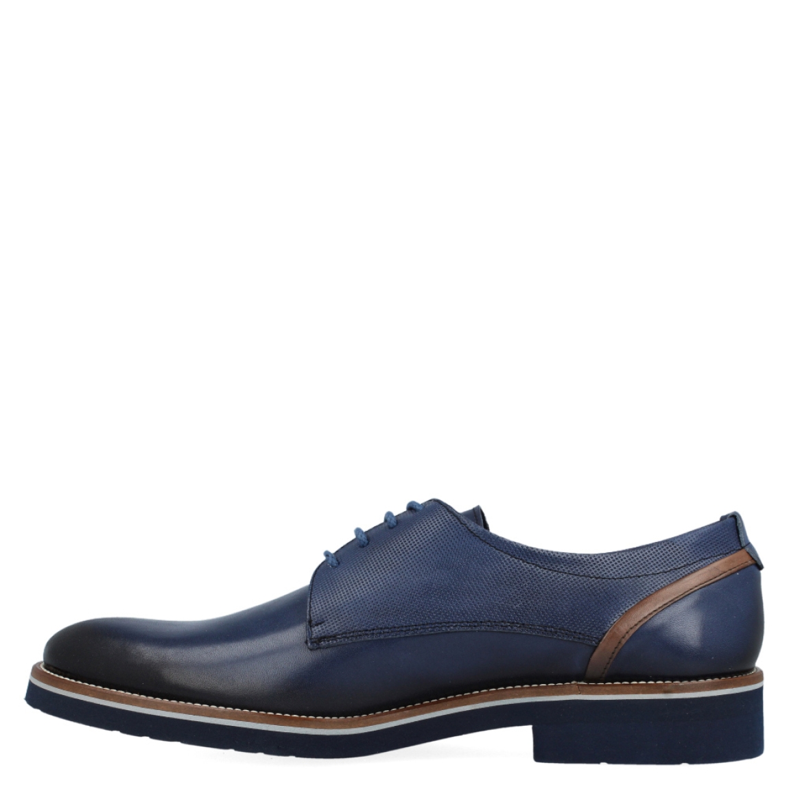 Blucher clásico de la marca Keep Honest, modelo 0109. Exterior del bluchr de piel de color azul, con detalles de color marrón. Interior del blucher de piel de color azul. Cierre del zapato con cordones. Blucher con un tacón de 2,5 cm, incluyendo 1 cm de plataforma. Blucher con plantilla muy acolchada. El blucher de Keep Honest es un zapato de vestir ligero y muy cómodo.