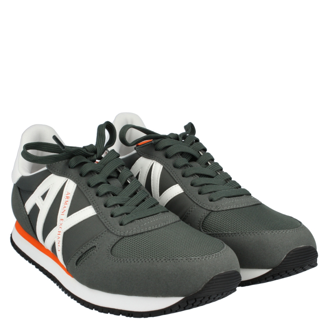 Deportiva de la marca Armani Exchange, modelo Milan. Exterior de la deportiva de ante y de nylon de color gris. Detalle logotipo lateral en piel de color blanco. Interior de la deportiva de textil de color blanco. Cierre de la deportiva con cordones. Deportiva con suela de goma de 2 cm de plataforma. Deportiva con plantilla acolchada. La deportiva Milan de Armani Exchange es una deportiva clásica y cómoda, perfecta para el día a día.