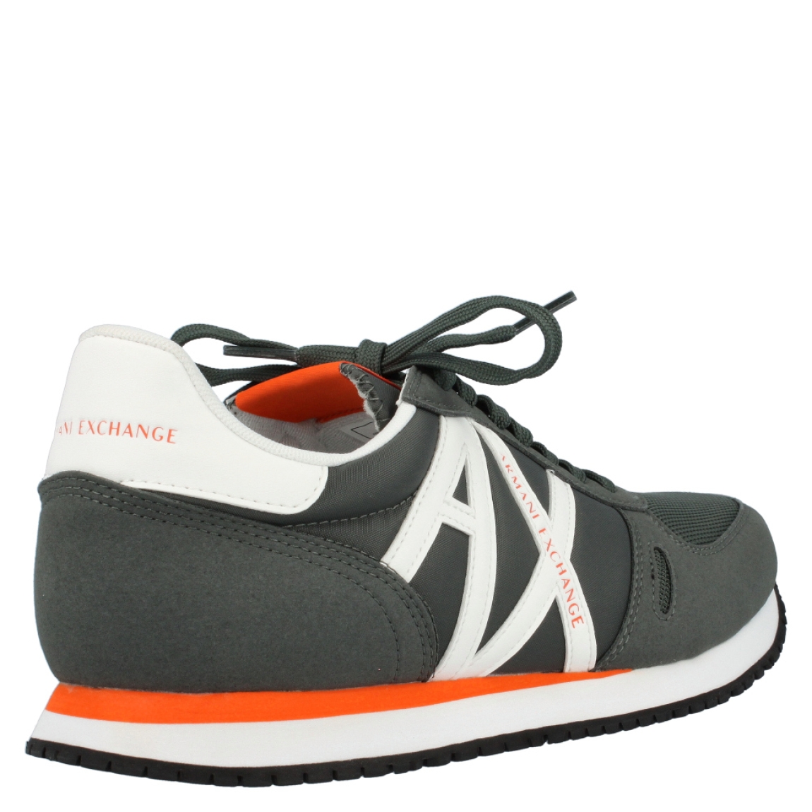 Deportiva de la marca Armani Exchange, modelo Milan. Exterior de la deportiva de ante y de nylon de color gris. Detalle logotipo lateral en piel de color blanco. Interior de la deportiva de textil de color blanco. Cierre de la deportiva con cordones. Deportiva con suela de goma de 2 cm de plataforma. Deportiva con plantilla acolchada. La deportiva Milan de Armani Exchange es una deportiva clásica y cómoda, perfecta para el día a día.