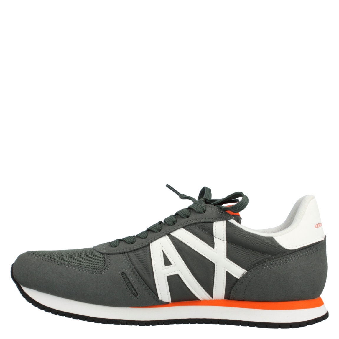 Deportiva de la marca Armani Exchange, modelo Milan. Exterior de la deportiva de ante y de nylon de color gris. Detalle logotipo lateral en piel de color blanco. Interior de la deportiva de textil de color blanco. Cierre de la deportiva con cordones. Deportiva con suela de goma de 2 cm de plataforma. Deportiva con plantilla acolchada. La deportiva Milan de Armani Exchange es una deportiva clásica y cómoda, perfecta para el día a día.