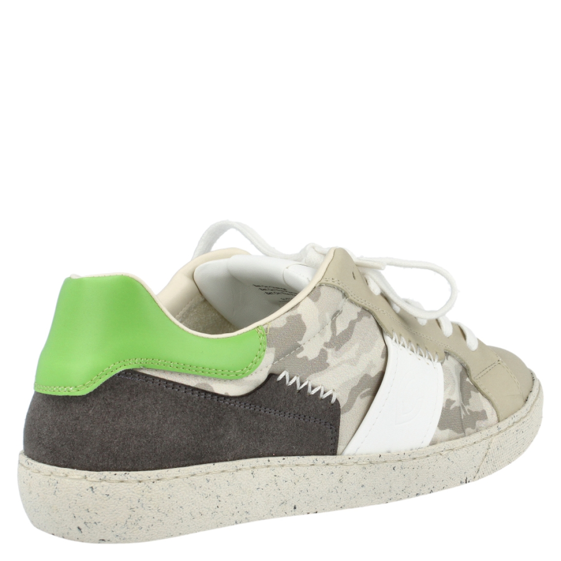Deportivas de la marca Ecofun, modelo Tramuntana. Exterior en materiales bioveg, de descarte textil reciclado y de origen vegetal escosistenibles, de color beig y verde, con estampado de camuflaje. Interior en ecopiel de color blanco. Cierre con cordones de algodón reciclado. Suela de goma reciclada. Calzado 100% ecosostenible.
