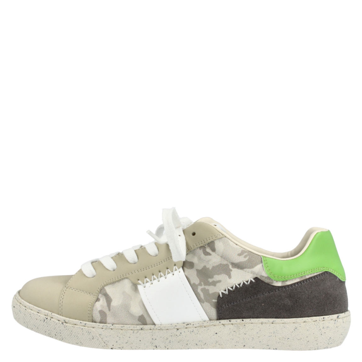Deportivas de la marca Ecofun, modelo Tramuntana. Exterior en materiales bioveg, de descarte textil reciclado y de origen vegetal escosistenibles, de color beig y verde, con estampado de camuflaje. Interior en ecopiel de color blanco. Cierre con cordones de algodón reciclado. Suela de goma reciclada. Calzado 100% ecosostenible.