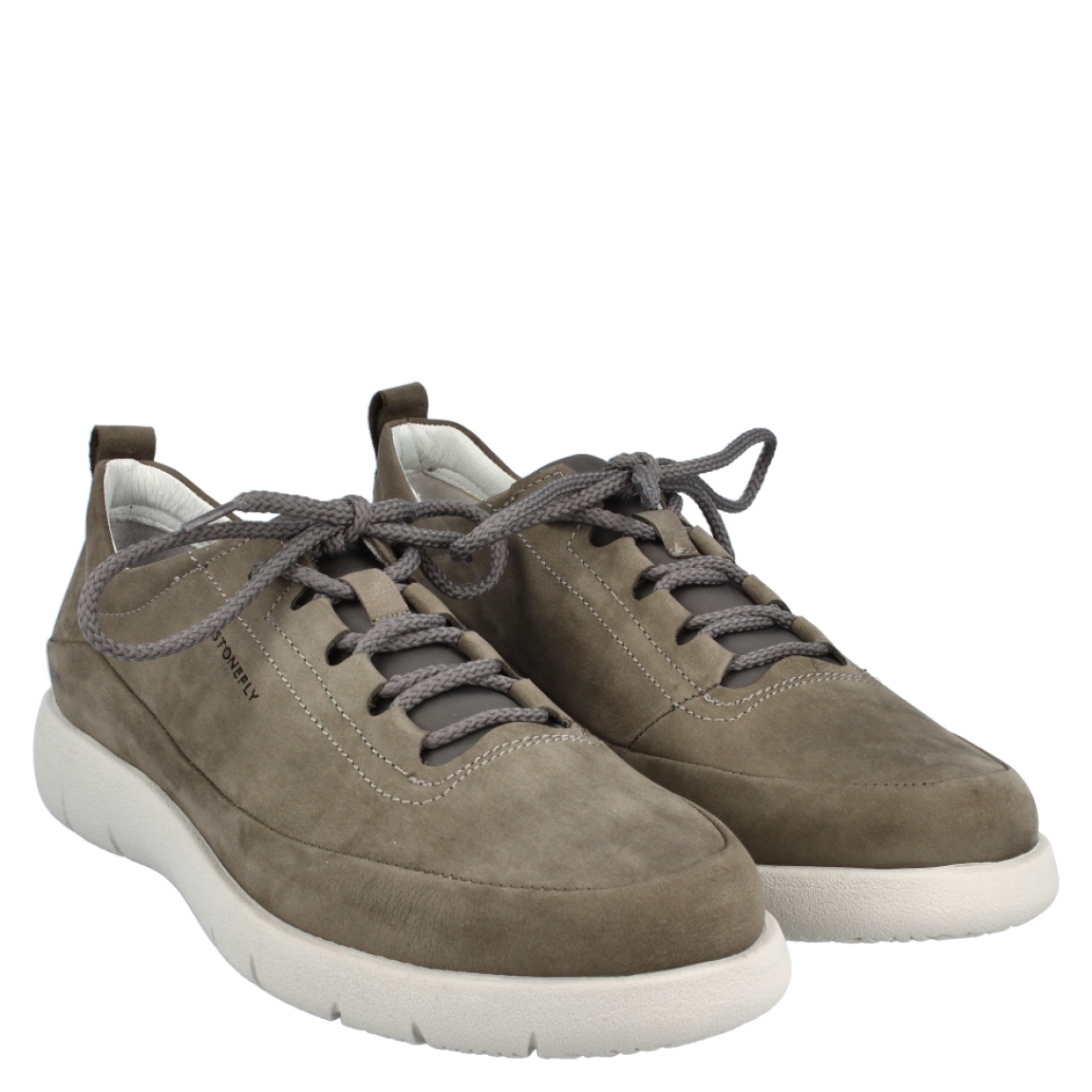 Blucher de la marca Stonefly, modelo Stream. Exterior en piel nobuc de color gris oscuro. Lengüeta de licra. Interior en piel y textil de color blanco y gris claro. Cierre con cordones. Suela de goma de 3 cm. Plantilla acolchada. La tecnologia Blusoft ofrece pasos suaves y ligeros, con un nivel ingualable de comodidad y amortiguación. Zapato casual para todos los días.