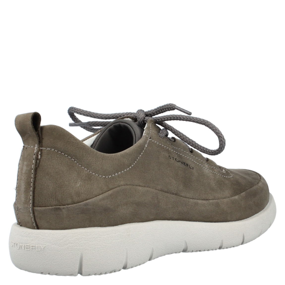Blucher de la marca Stonefly, modelo Stream. Exterior en piel nobuc de color gris oscuro. Lengüeta de licra. Interior en piel y textil de color blanco y gris claro. Cierre con cordones. Suela de goma de 3 cm. Plantilla acolchada. La tecnologia Blusoft ofrece pasos suaves y ligeros, con un nivel ingualable de comodidad y amortiguación. Zapato casual para todos los días.