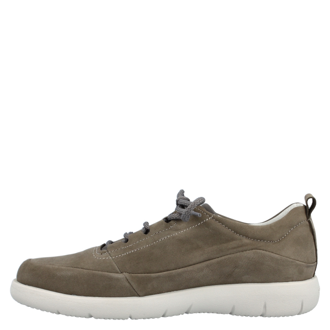 Blucher de la marca Stonefly, modelo Stream. Exterior en piel nobuc de color gris oscuro. Lengüeta de licra. Interior en piel y textil de color blanco y gris claro. Cierre con cordones. Suela de goma de 3 cm. Plantilla acolchada. La tecnologia Blusoft ofrece pasos suaves y ligeros, con un nivel ingualable de comodidad y amortiguación. Zapato casual para todos los días.