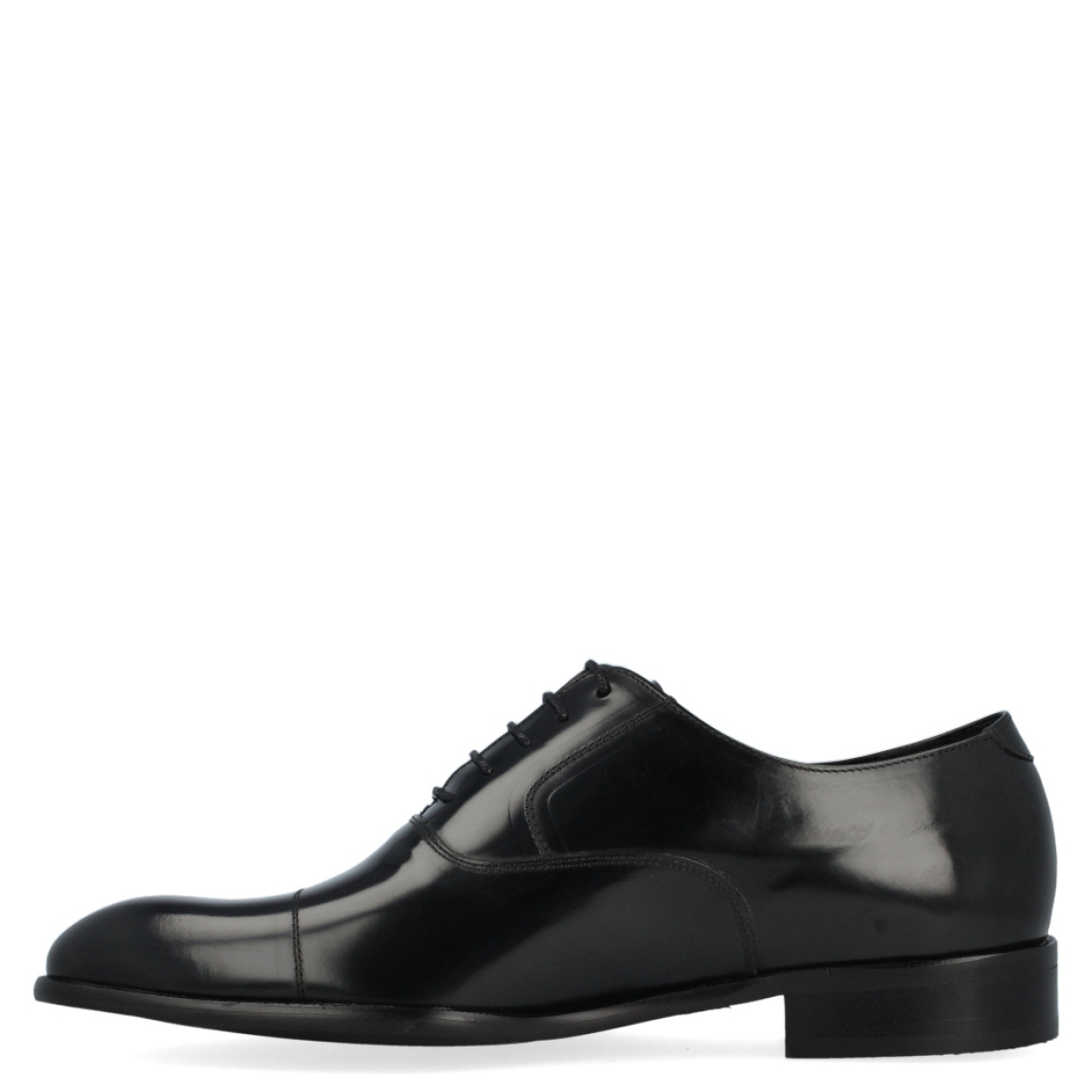 Blucher de la marca Keep Honest, modelo 0403. Exterior del blucher de piel de color negro. Interior del blucher de piel de color negro. Cierre del blucher con cordones. Blucher con tacón de 2,5 cm, incluyendo 1 cm de plataforma. Blucher con plantilla muy acolchada. El blucher de Keep Honest, modelo 0403, es un calzado ligero y muy cómodo.