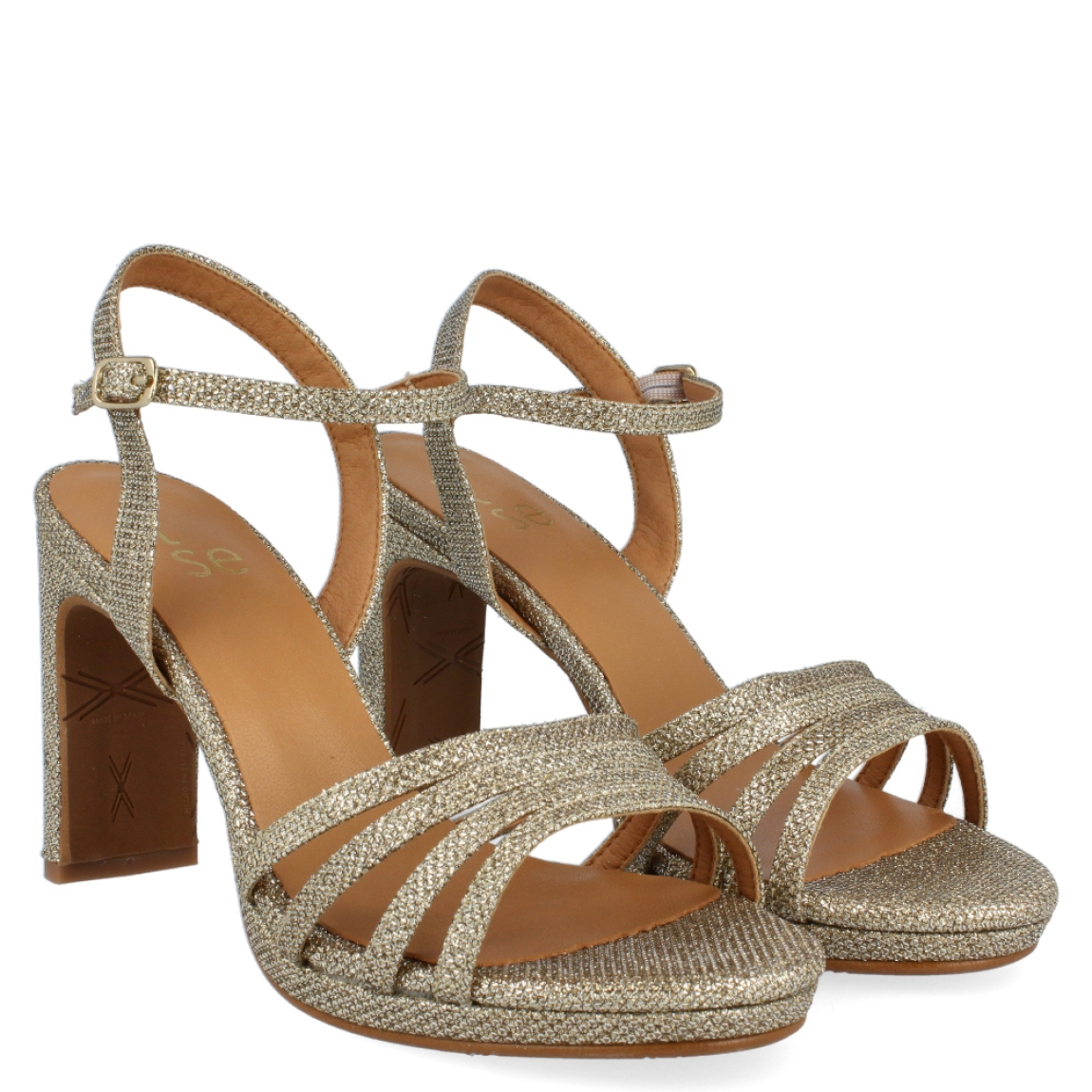 Sandalia dorada de la marca Itse, modelo Diana. Exterior de la sandalia de glitter dorado. Interior de la sandalia de piel de color camel y dorado. Cierre de la sandalia con hebilla en el tobillo. Sandalia dorada de tacón de 10 cm de altura, con 2 cm de plataforma. La sandalia dorada Diana de Itse es una sandalia elegante, perfecta para tus eventos más importantes.