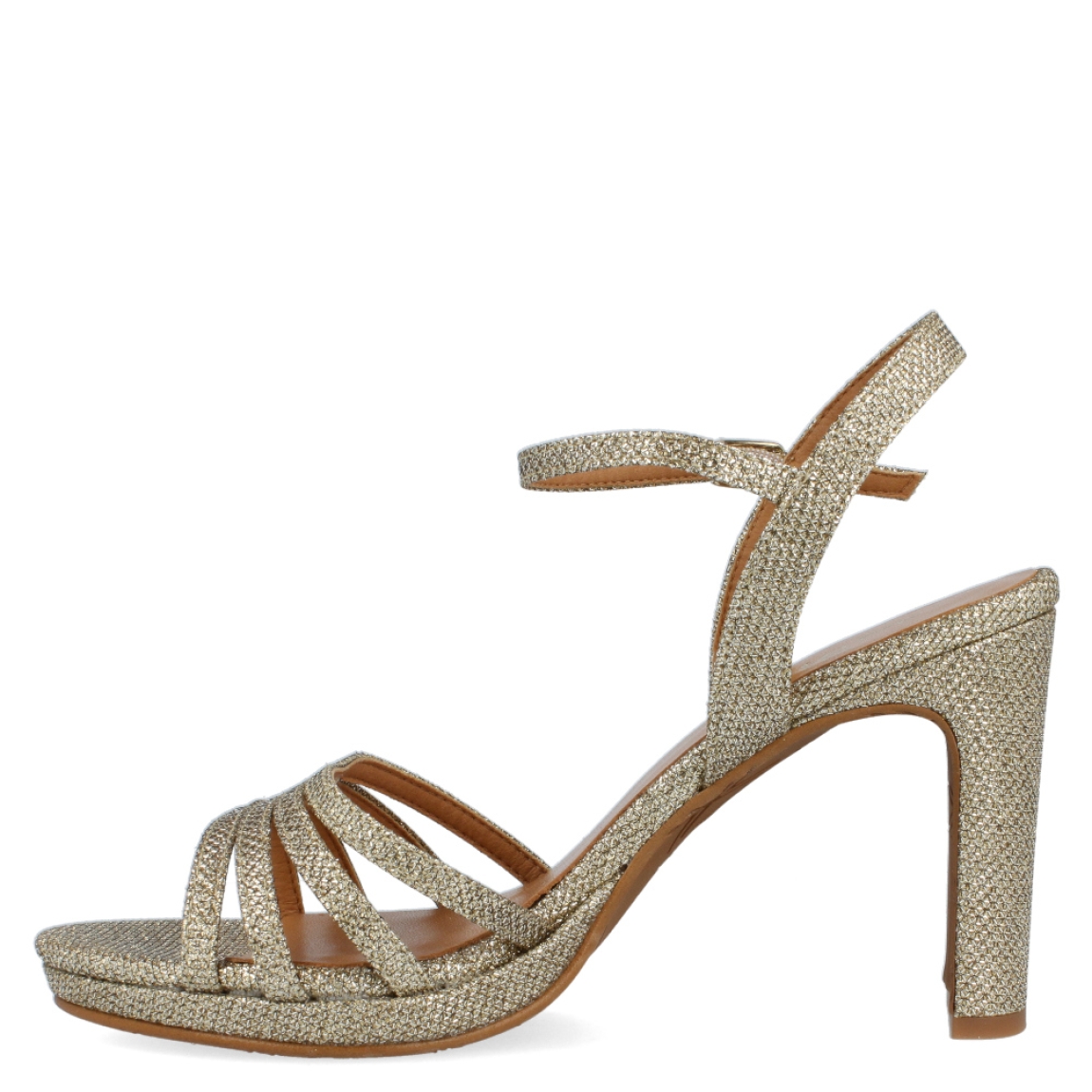 Sandalia dorada de la marca Itse, modelo Diana. Exterior de la sandalia de glitter dorado. Interior de la sandalia de piel de color camel y dorado. Cierre de la sandalia con hebilla en el tobillo. Sandalia dorada de tacón de 10 cm de altura, con 2 cm de plataforma. La sandalia dorada Diana de Itse es una sandalia elegante, perfecta para tus eventos más importantes.