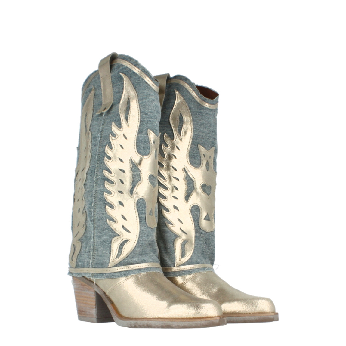 Botas de la marca Nemonic, modelo AMERIC-BO. Exterior de las botas Nemonic en piel dorada escarchada y tejano con detalles en piel de ante dorada escarchada. Cierre de las botas con cremallera crema. Botas con tacón de 7cm de altura estilo cowboy con cepillado efecto envejecido. Interior de las botas Nemonic piel color camel. Plantilla acolchada para máxima comodidad. Botas Nemonic America-Bo son la tendencia de ahora, te ayudarán a marcar un estilo que se diferencia de los demás y te arme outfits únicos.