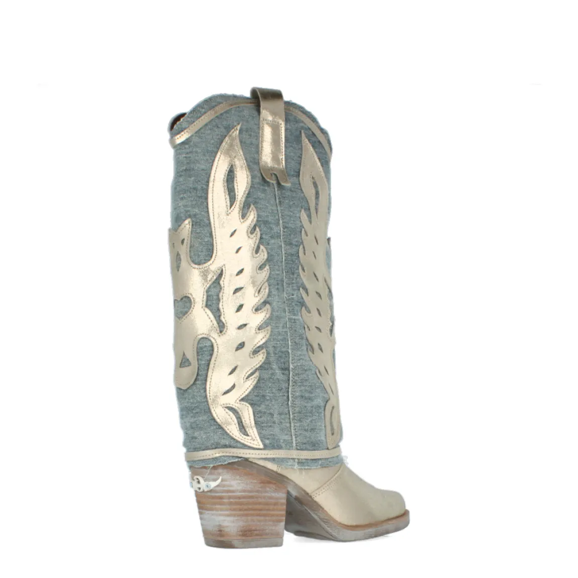 Botas de la marca Nemonic, modelo AMERIC-BO. Exterior de las botas Nemonic en piel dorada escarchada y tejano con detalles en piel de ante dorada escarchada. Cierre de las botas con cremallera crema. Botas con tacón de 7cm de altura estilo cowboy con cepillado efecto envejecido. Interior de las botas Nemonic piel color camel. Plantilla acolchada para máxima comodidad. Botas Nemonic America-Bo son la tendencia de ahora, te ayudarán a marcar un estilo que se diferencia de los demás y te arme outfits únicos.