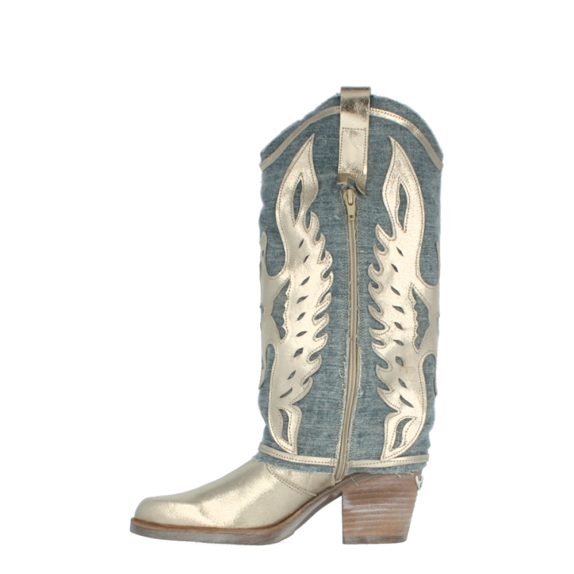 Botas de la marca Nemonic, modelo AMERIC-BO. Exterior de las botas Nemonic en piel dorada escarchada y tejano con detalles en piel de ante dorada escarchada. Cierre de las botas con cremallera crema. Botas con tacón de 7cm de altura estilo cowboy con cepillado efecto envejecido. Interior de las botas Nemonic piel color camel. Plantilla acolchada para máxima comodidad. Botas Nemonic America-Bo son la tendencia de ahora, te ayudarán a marcar un estilo que se diferencia de los demás y te arme outfits únicos.