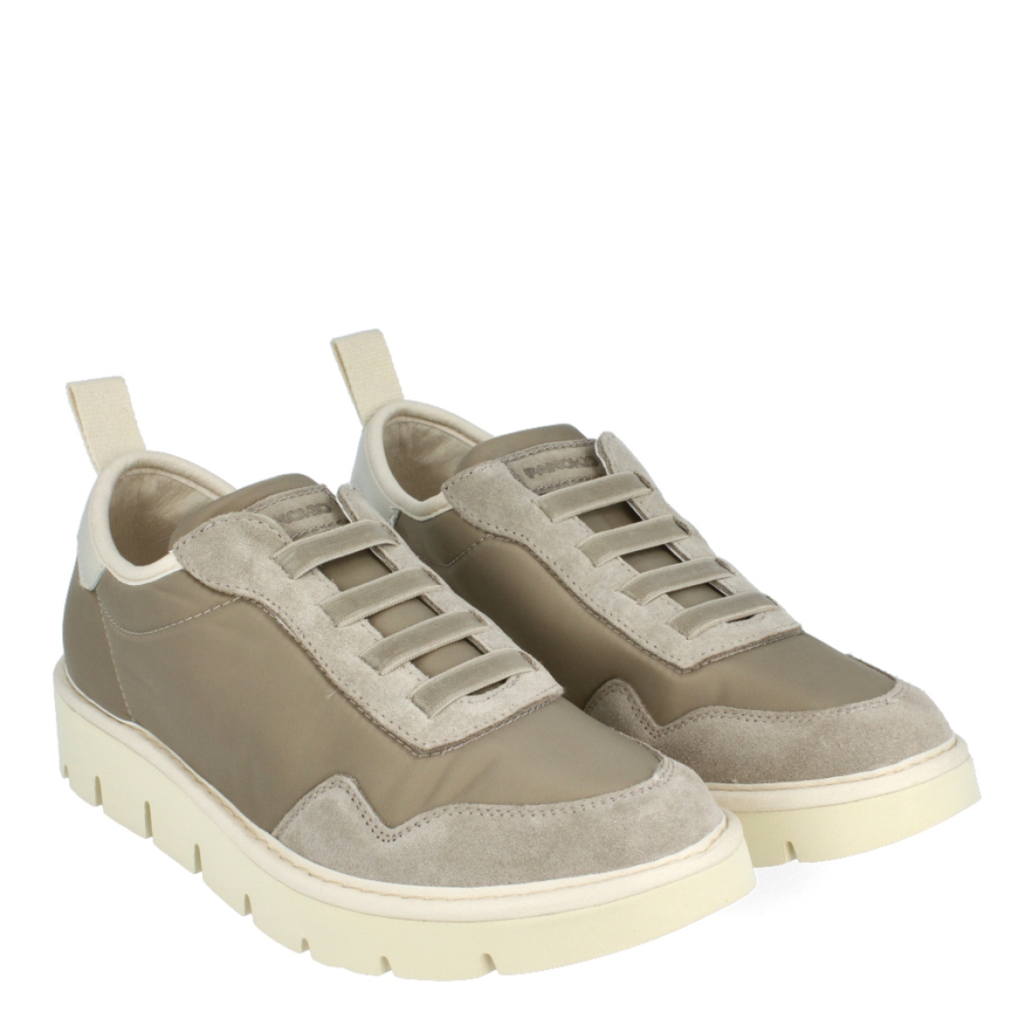 Deportivas de la marca Panchic, modelo Belam. Exterior de las deportivas en textil de color taupe. Interior de las deportivas en textil de color beig. Cierre de las deportivas Panchic con cordones elácticos color taupe. Plantilla acolchada y extraíble para máxima comodidad. Puntera de las deportivas de ante. Cuña de las deportivas Panchic de 3cm de altura. Estas deportivas Panchic Belam, son un complementio indispensable y clásico en tu armario.