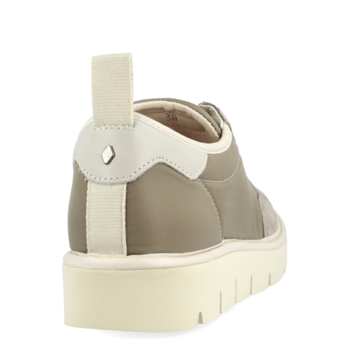 Deportivas de la marca Panchic, modelo Belam. Exterior de las deportivas en textil de color taupe. Interior de las deportivas en textil de color beig. Cierre de las deportivas Panchic con cordones elácticos color taupe. Plantilla acolchada y extraíble para máxima comodidad. Puntera de las deportivas de ante. Cuña de las deportivas Panchic de 3cm de altura. Estas deportivas Panchic Belam, son un complementio indispensable y clásico en tu armario.