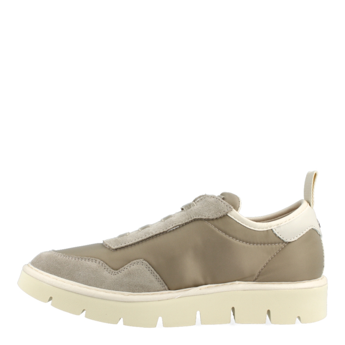 Deportivas de la marca Panchic, modelo Belam. Exterior de las deportivas en textil de color taupe. Interior de las deportivas en textil de color beig. Cierre de las deportivas Panchic con cordones elácticos color taupe. Plantilla acolchada y extraíble para máxima comodidad. Puntera de las deportivas de ante. Cuña de las deportivas Panchic de 3cm de altura. Estas deportivas Panchic Belam, son un complementio indispensable y clásico en tu armario.