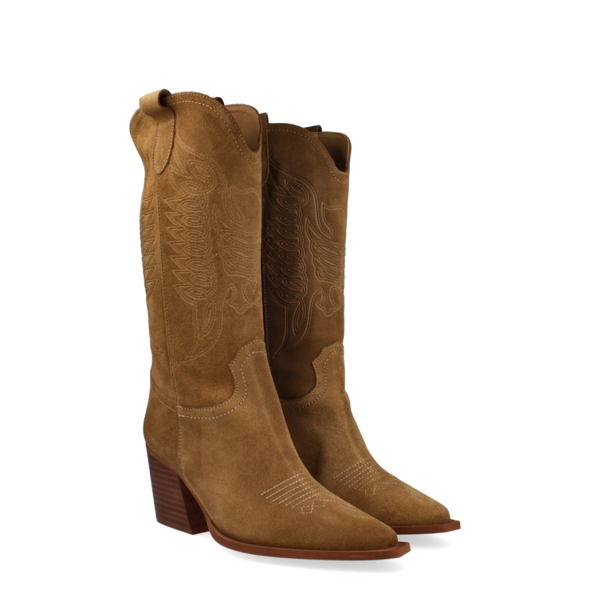 Bota campera metalizada de la marca Vienty, modelo Beth. Exterior de la bota de ante de color cuero. Interior de la bota de piel de color negro. Cierre de la bota con cremallera. Bota campera con tacón ancho de 4 cm. Altura de la caña de la bota campera de 30 cm (sin incluir la altura del tacón) y ancho de la caña 35 cm. Bota con plantilla acolchada y cómoda. La bota de Vienty modelo Beth, es una bota campera cómoda y estilosa. Un básico para esta temporada de otoño e invierno.