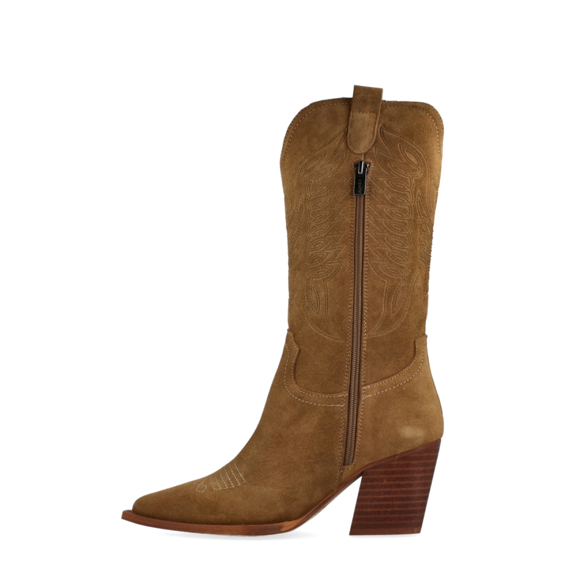 Bota campera metalizada de la marca Vienty, modelo Beth. Exterior de la bota de ante de color cuero. Interior de la bota de piel de color negro. Cierre de la bota con cremallera. Bota campera con tacón ancho de 4 cm. Altura de la caña de la bota campera de 30 cm (sin incluir la altura del tacón) y ancho de la caña 35 cm. Bota con plantilla acolchada y cómoda. La bota de Vienty modelo Beth, es una bota campera cómoda y estilosa. Un básico para esta temporada de otoño e invierno.